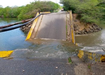 Colapsó puente en Carenero que comunica a Higuerote con Chirimena 4 FzUFjPmXsAArhPs