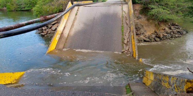 Colapsó puente en Carenero que comunica a Higuerote con Chirimena 1 FzUFjPmXsAArhPs