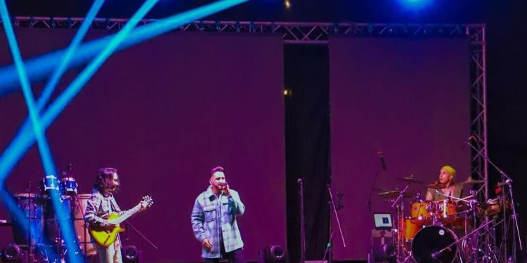 Retro, video musical de la agrupación “Cifas” se estrenó con éxito 1 Screenshot 20230606 013425 1