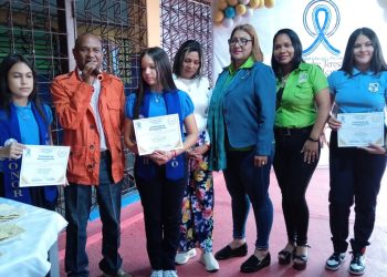 Héctor Cristiani, presidente de la junta directiva del plantel, junto a la directora académica de Madre Teresa de Calcuta, Elba Ramírez y las alumnas con mejores índices académicos