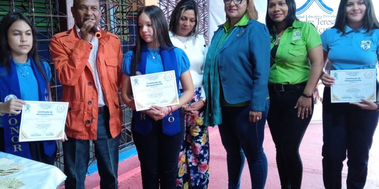 Héctor Cristiani, presidente de la junta directiva del plantel, junto a la directora académica de Madre Teresa de Calcuta, Elba Ramírez y las alumnas con mejores índices académicos