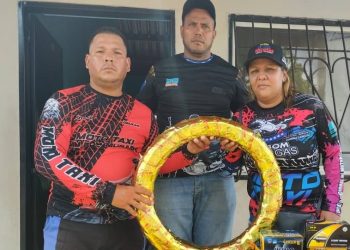 Los motorizados de las diferentes localidades recibieron los beneficios  de parte de la Coordinadora Regional de Sinbom Romina Canelón.