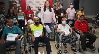Ana Fuentes entrega 156 ayudas técnicas y exámenes especializados a trabajadores del Ayuntamiento