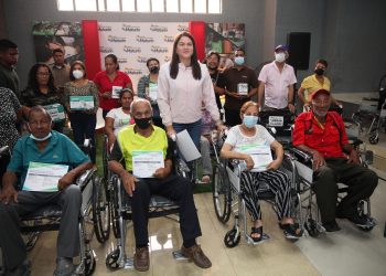 La alcaldesa Ana Fuentes entrega ayudas técnicas y exámenes especializados de alto costo a trabajadores del Ayuntamiento y a otros ciudadanos. (Foto: Ruby González)