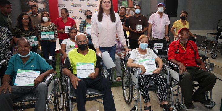 La alcaldesa Ana Fuentes entrega ayudas técnicas y exámenes especializados de alto costo a trabajadores del Ayuntamiento y a otros ciudadanos. (Foto: Ruby González)