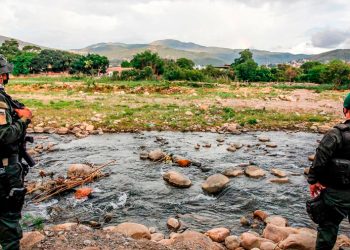 oficiales de policia colombianos en una zona de la frontera con venezuela archivo 7477