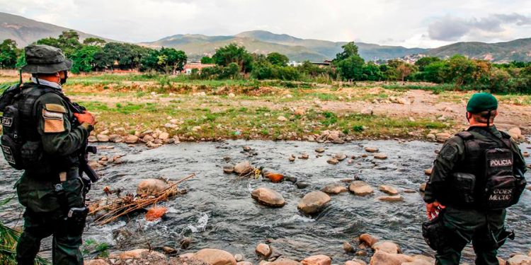 oficiales de policia colombianos en una zona de la frontera con venezuela archivo 7477
