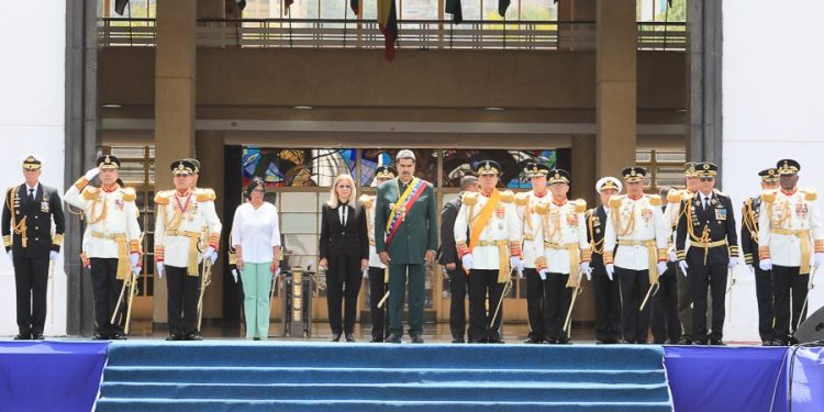 Presidente Maduro lideró desfile militar con motivo del 212 aniversario del Día de la Declaración de la Independencia 1 F0Ss0cPWIAEW 39