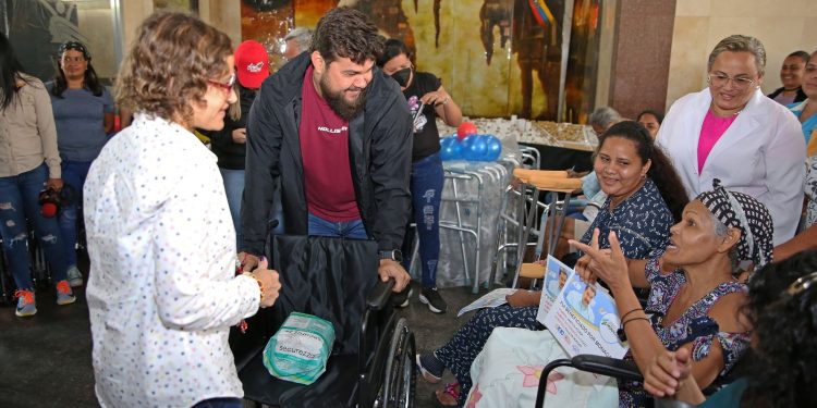 Ministra Gutiérrez y Gobernador entregaron medicamentos y equipos clínicos en Monagas 1 WhatsApp Image 2023 07 14 at 10.30.49 AM