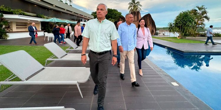 el ministro de turismo ali padron 8590