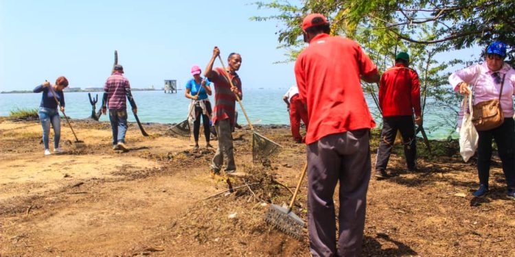Autoridades afirman que más de mil personas han colaborado en la limpieza del Lago de Maracaibo 1 Costas de nueve municipios fueron sumadas al saneamiento y limpieza de Lago de Maracaibo 1