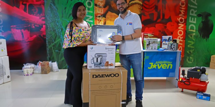 Ernesto Luna continúa brindando apoyo financiero a jóvenes emprendedores 1 WhatsApp Image 2023 08 25 at 3.37.39 PM