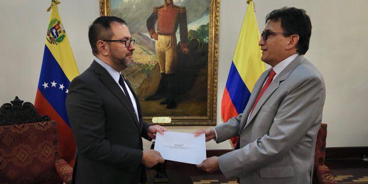Nuevo embajador de Colombia presentó este jueves sus credenciales en Caracas 1 canciller yvan gil recibe a nuevo embajador de colombia milton rengifo 10211