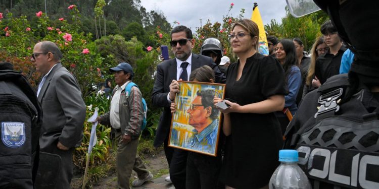 Familia del candidato asesinado Fernando Villavicencio denunciarán al presidente de Ecuador 1 funeral de fernando villavicencio 10575