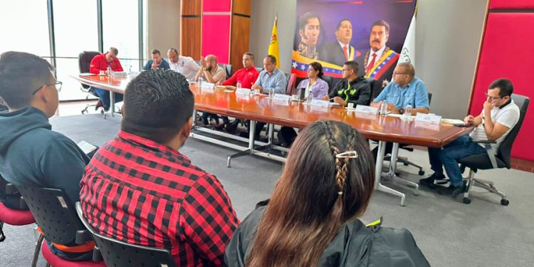 Gobierno y Movimientos Estudiantiles trazan planes para consolidar el pasaje preferencial 1 ministro de transporte ramon velasquez araguayan junto federacion venezolana de estudiantes univer 10463