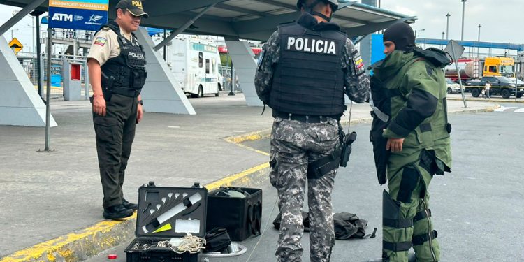 Registran amenaza de bomba en la Terminal Terrestre de la ciudad ecuatoriana de Guayaquil 1 policia de ecuador se prepara para desarticular un presunto artefacto explosivo en guayaquil 10407