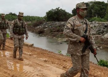 soldados de peru patrullan la frontera comun con ecuador 12116