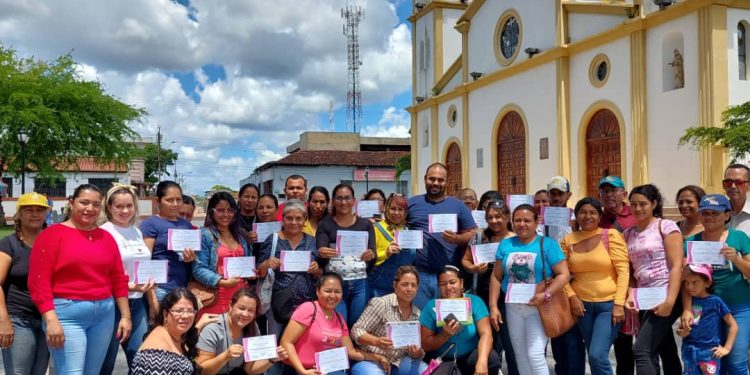Alcaldía de Cedeño entregó 40 certificados de Registro Nacional de Emprendimiento