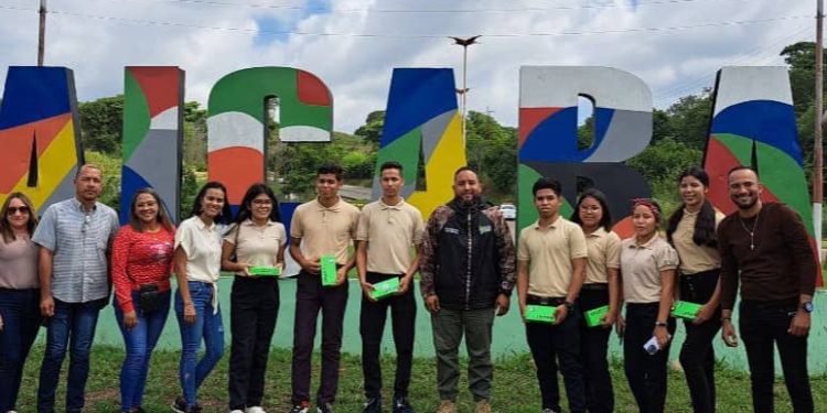 Alcalde Monteverde entregó celulares a estudiantes con mejor promedio académico 1 a034f2aa 5982 4d66 a2fd 03550c4abad1