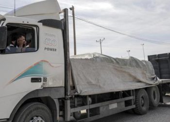 cruza a gaza desde egipto otro convoy de 13 camiones con alimentos medicina y mantas 13556