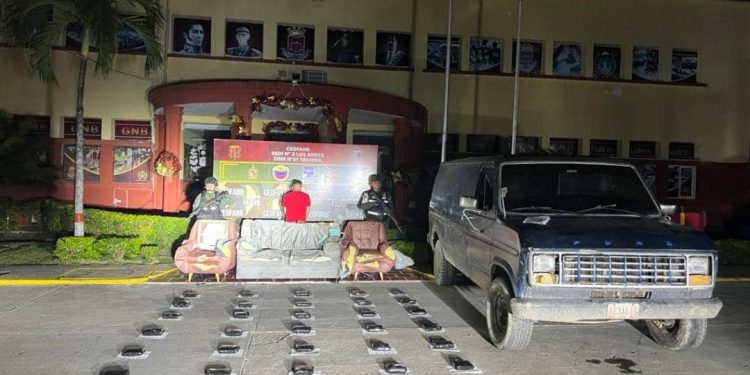 Encuentran 30 panelas de marihuana oculta en muebles que serían enviadas por encomienda a ciudad Bolívar 1 d4e4a051 da4c 4d27 a010 9334704aa6ea 1