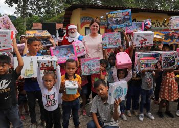Ana Fuentes entrega juguetes a los niños de las parroquias San Simón y Boquerón 3 5deafccf e938 413b 8c5d 48085c5025a6