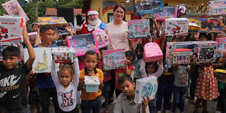 Ana Fuentes entrega juguetes a los niños de las parroquias San Simón y Boquerón 1 5deafccf e938 413b 8c5d 48085c5025a6