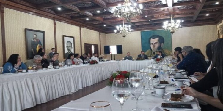 Venezuela buscará una "distensión de las acciones" en reunión con Guyana 1 canciller de venezuela yvangil y el vicepresidente de comunicacion 15162