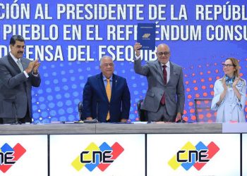 cne entrega acta con resultados del referendum al presidente maduro y la an 14930 1