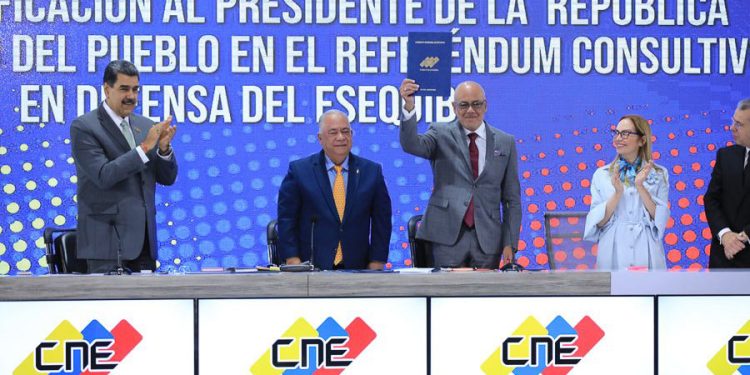 CNE entrega acta con resultados del referéndum al presidente Maduro y la AN 1 cne entrega acta con resultados del referendum al presidente maduro y la an 14930 1