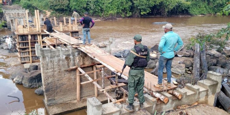 FANB inicia primera fase para el desarrollo de Guayana Esequiba 1 fanb labores de reparacion de vias hacia el escudo guayanes 14945