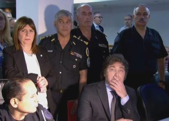 javier milei observa las marchas en su contra captura 15481