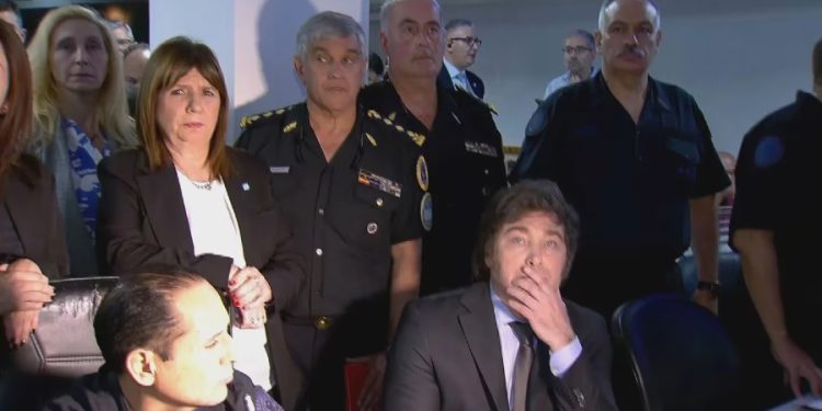 Presidente Milei observa los incidentes en la marcha piquetera 1 javier milei observa las marchas en su contra captura 15481