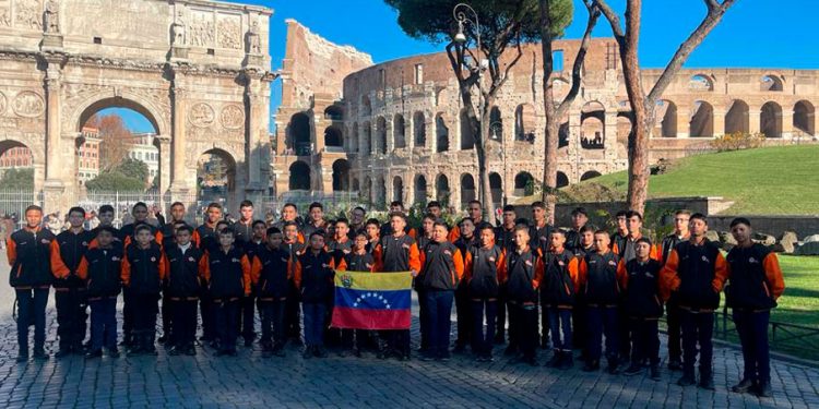 Niños Cantores del Zulia ofrecen su repertorio a los visitantes del Coliseo de Roma 1 ninos cantores del zulia en el coliseo de roma 15430