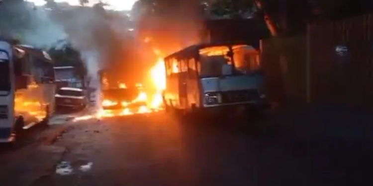 Se incendiaron varios vehículos cerca de la emergencia del hospital de Los Magallanes de Catia 1 image 5