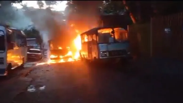 Se incendiaron varios vehículos cerca de la emergencia del hospital de Los Magallanes de Catia