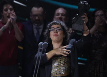 La realizadora venezolana Claudia Pinto tras recibir el Goya a ´Mejor película documental´ por su trabajo ´Mientras seas tu, el aquí y ahora de Carme Elias´ durante la ceremonia de entrega de la 38 edición de los Premios Goya que se celebra este sábado en Valladolid. EFE/Chema Moya.
