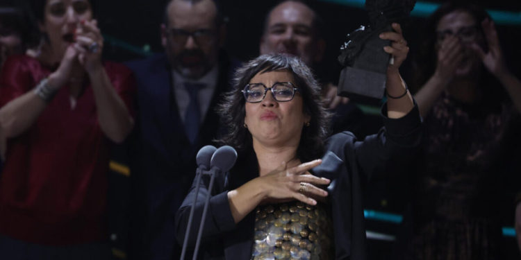 Venezolana Claudia Pinto gana premio Goya 1 La realizadora venezolana Claudia Pinto tras recibir el Goya a ´Mejor película documental´ por su trabajo ´Mientras seas tu, el aquí y ahora de Carme Elias´ durante la ceremonia de entrega de la 38 edición de los Premios Goya que se celebra este sábado en Valladolid. EFE/Chema Moya.