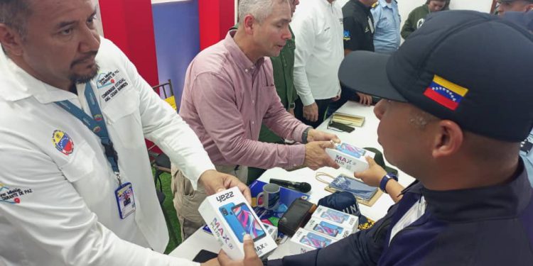 Entregan equipos telefónicos a 28 Cuadrantes de Paz en Monagas 1 IMG 20240224 WA0364