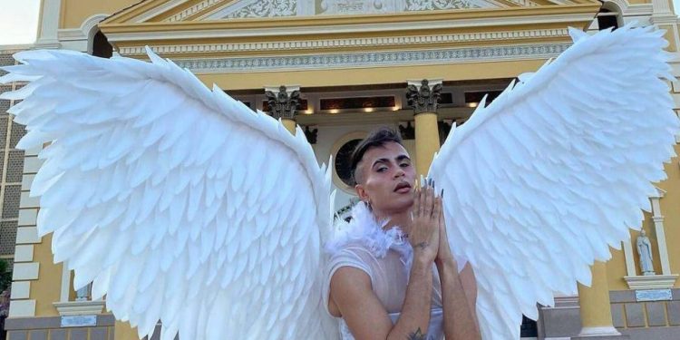 Modelo Lgbti detenido por posar frente a la Basílica de La Chinita fue liberado 1 papa Unicornio marcos caraballo la chinita 960x640 1