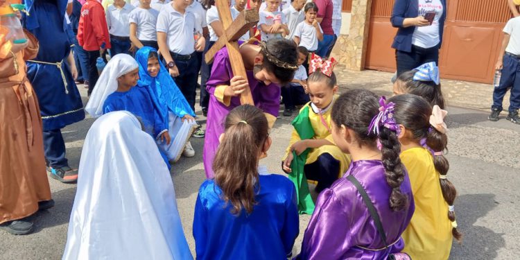 Circuito Luis Padrino realizó el Santo Viacrucis viviente en la Comunidad de Brisas del Aeropuerto 1 Imagen de WhatsApp 2024 03 21 a las 15.28.15 462573fc