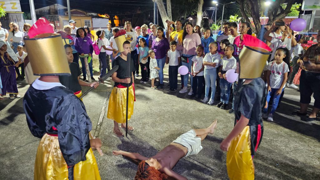 Emotivo viacrucis infantil revive la pasión de Cristo en Las Palmeras