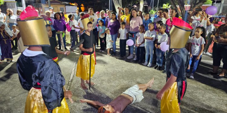 Emotivo viacrucis infantil revive la pasión de Cristo en Las Palmeras 1 e31f13a8 84d9 4e14 a16e 7925f767025e