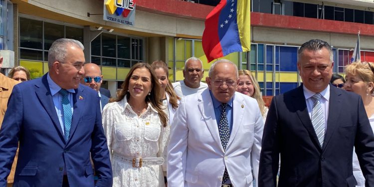 Luis Eduardo Martínez formaliza su candidatura ante el CNE 1 luis eduardo martinez presento su candidatura a la presidencia 145115