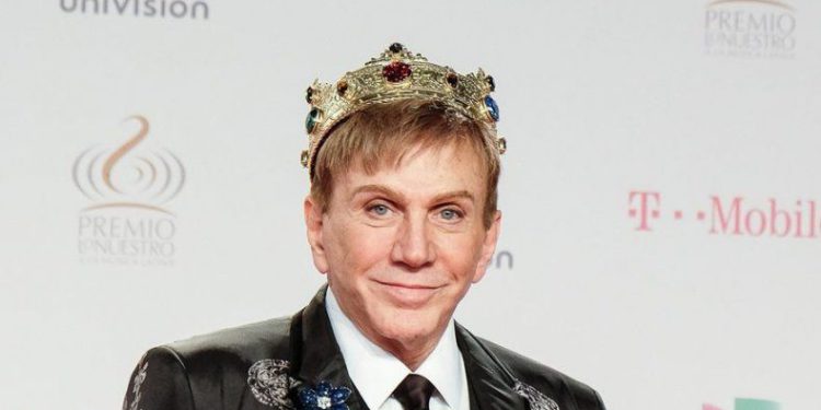 Osmel Sousa se integra al equipo del Miss Universo 1 osmel sousa posa su llegada la 27 edicion los premios lo nuestro la musica latina fotoefe