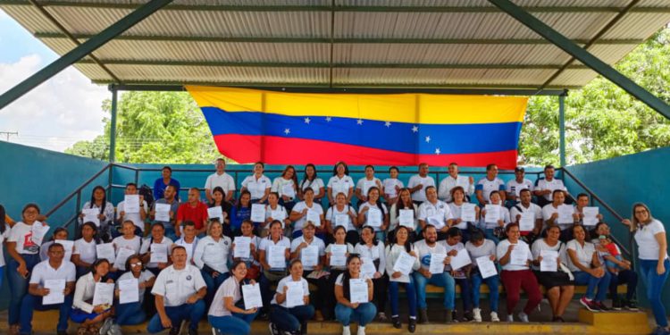Ministerio de Educación entregó credenciales a 685 docentes y vigilantes en Maturín 1 abf6f974 d967 4f7b 8dbe 8802e9345a9a