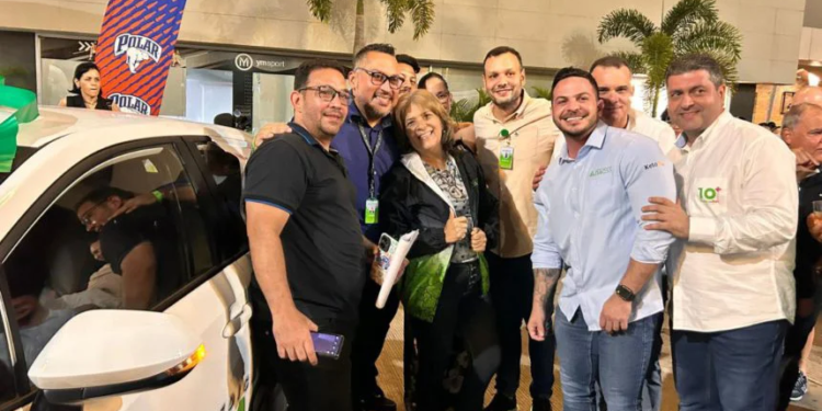 Farmadon celebró 10 años con entrega del Toyota Corolla en encendido navideño de Servimas 1 image 4