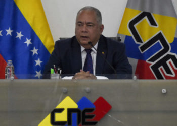 The president of Venezuela's National Electoral Council (CNE), Elvis Amoroso, speaks during a press conference to announce a meeting with opposition leaders ahead of this year's October 22 primary elections at the CNE headquarters in Caracas on September 22, 2023. (Photo by Miguel ZAMBRANO / AFP)