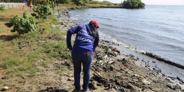 Alcaldía de San Francisco emprende limpieza de costas del Lago de Maracaibo 1 IMG 20250310 WA0092