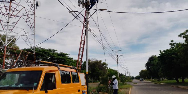 Benefician a más de 12 mil zulianos con mantenimientos de redes eléctricas 1 IMG 20250527 WA0153
